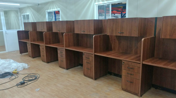 mueble para call center con librero colgante