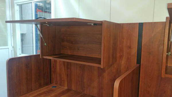 caballeriza de oficina con librero colgante