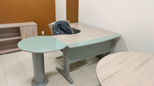 escritorio ejecutivo con cristal templado