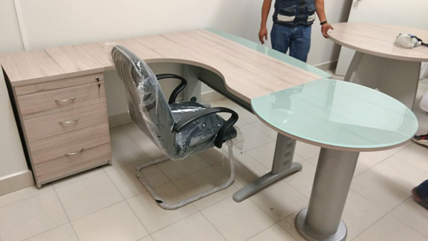 escritorio ejecutivo con ceja y punto de cristal