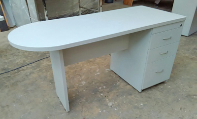 Escritorio Secretarial en Forma de Bala