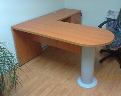 Escritorio en forma de L con Soporte Metalico
