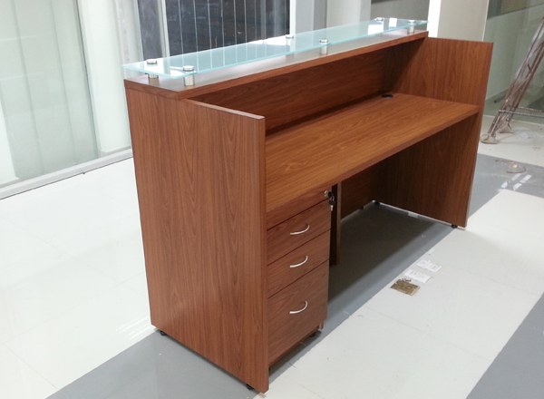 mueble de recepcion para oficina recto con cristal