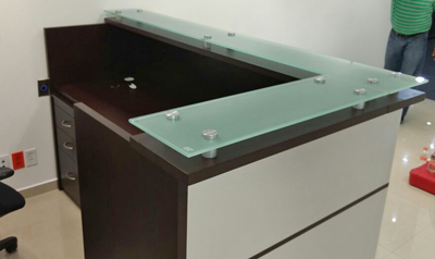 modulo de recepcion en escuadra con cristal