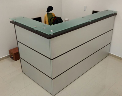 modulo de recepcion en escuadra con frentes de aluminio