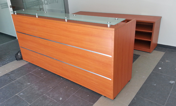 modulo de recepcion para oficina con cajones y cristal templado