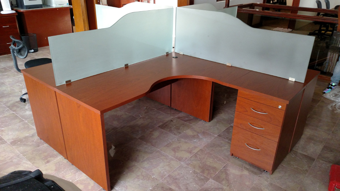 muebles tipo cruceta para oficina con mampras de cristal